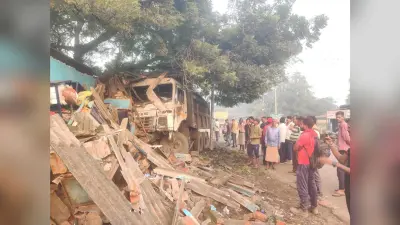 Dhanbad News : गौरखूंटी में अनियंत्रित हाइवा ने तीन दुकानों को किया क्षतिग्रस्त
