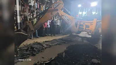 स्टेशन के पास तीन घंटे तक फंसी बम काली प्रतिमा, सड़क खोद व बंपर तोड़ कर निकाला गया