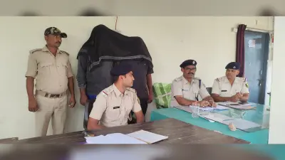 लूट की मिर्ची के साथ दो अपराधी गिरफ्तार, पिकअप जब्त