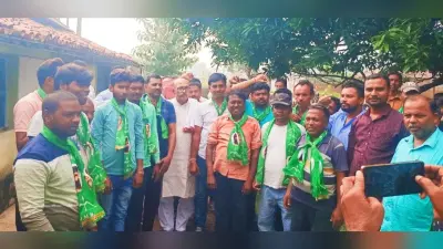 भाजपा के दर्जनों कार्यकर्ता झामुमो में हुए शामिल