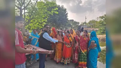 नप अध्यक्ष ने छठ व्रतियों के बीच किया साड़ी वितरित