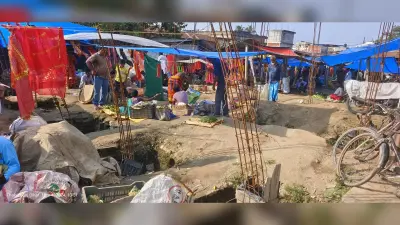 हाट में दुकान निर्माण के लिए खोद गये गड्ढे में गिरकर चोटिल हो रहे लोग