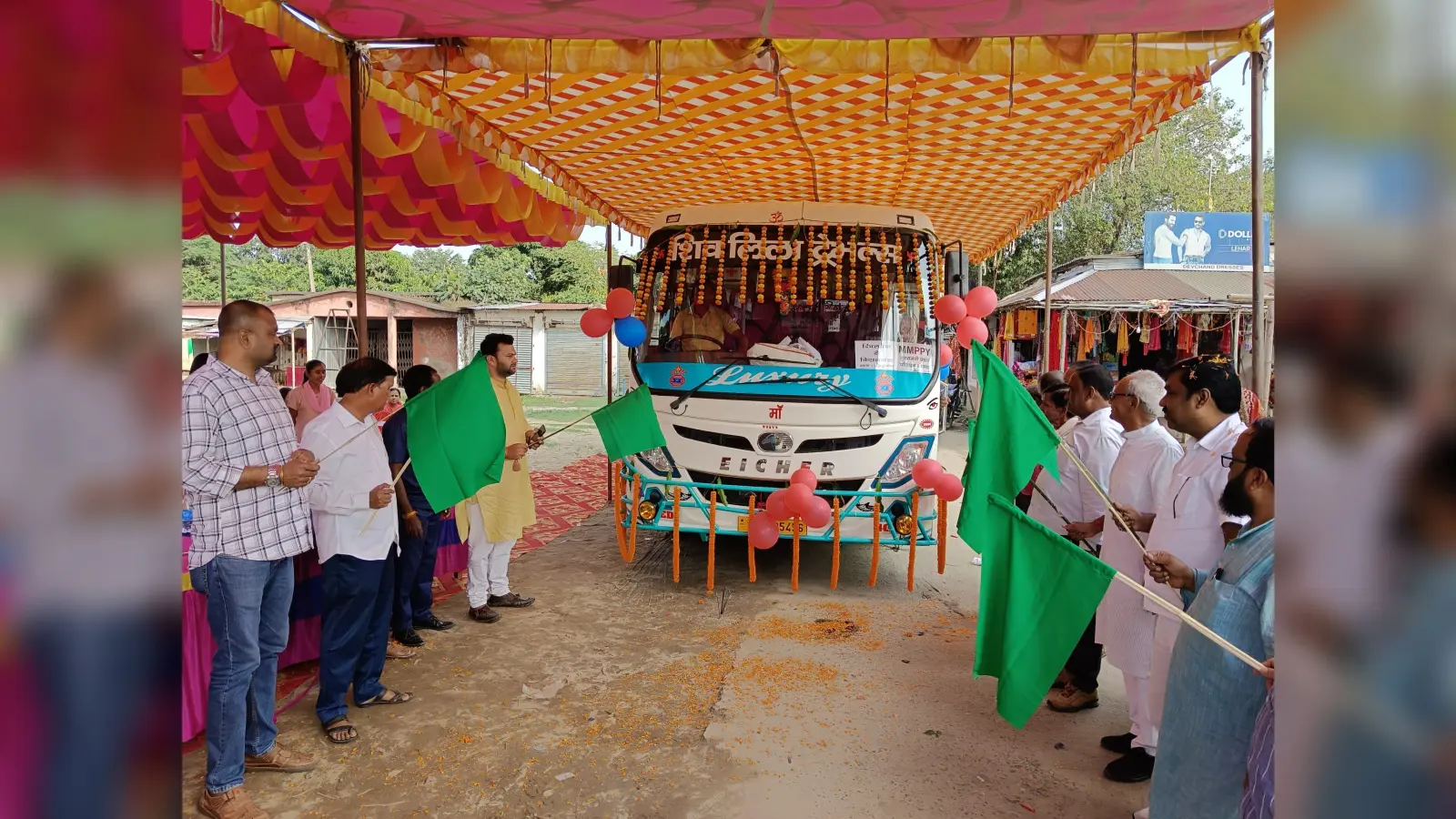 दिघलबैंक से किशनगंज डेली बस सर्विस का पूर्व विधायक ने हरी झंडी दिखाकर किया शुभारंभ