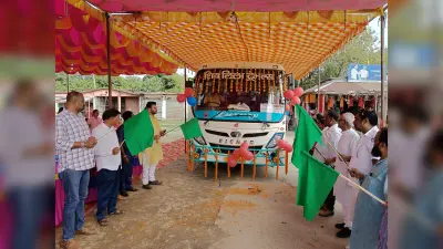 दिघलबैंक से किशनगंज डेली बस सर्विस का पूर्व विधायक ने हरी झंडी दिखाकर किया शुभारंभ