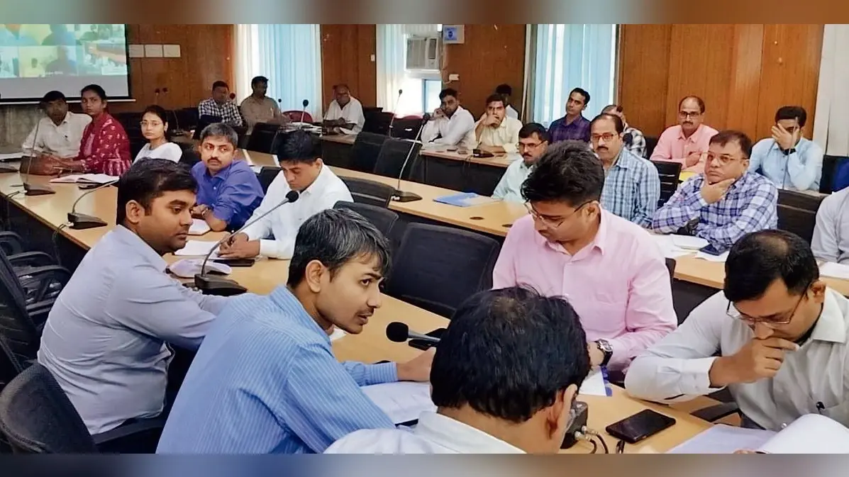Gopalganj News : खेलो इंडिया के तहत मिंज स्टेडियम को मॉडल बनाने के लिए आर्किटेक्ट से प्रस्ताव तैयार कराएं : डीएम