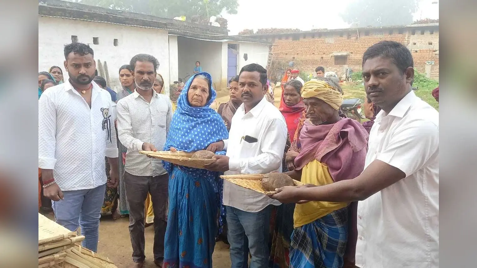 छठ व्रतियों के बीच बांटी गयी पूजन सामग्री