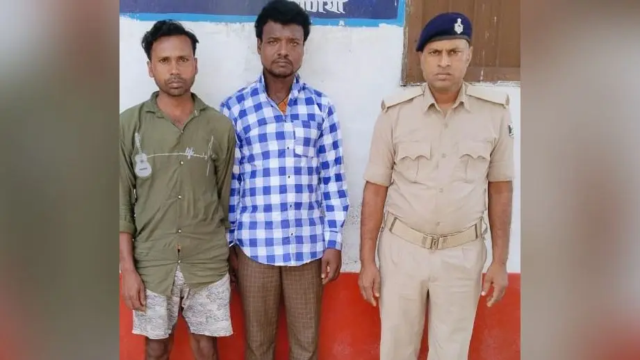 10 लीटर देसी शराब के साथ दो गिरफ्तार