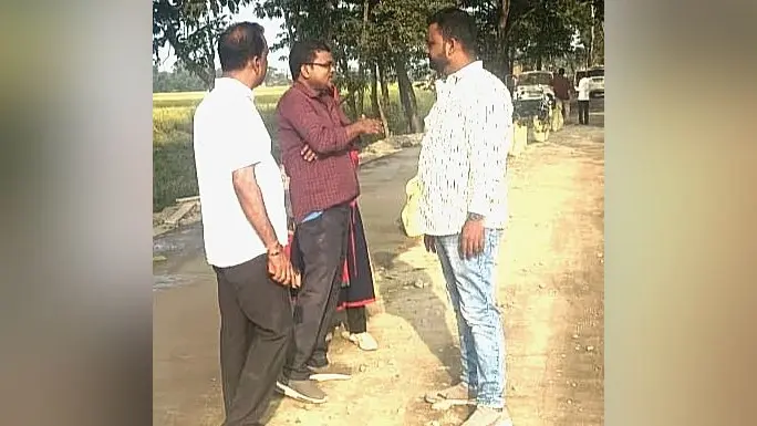 विधायक की शिकायत पर कनीय अभियंता ने की सड़क की जांच