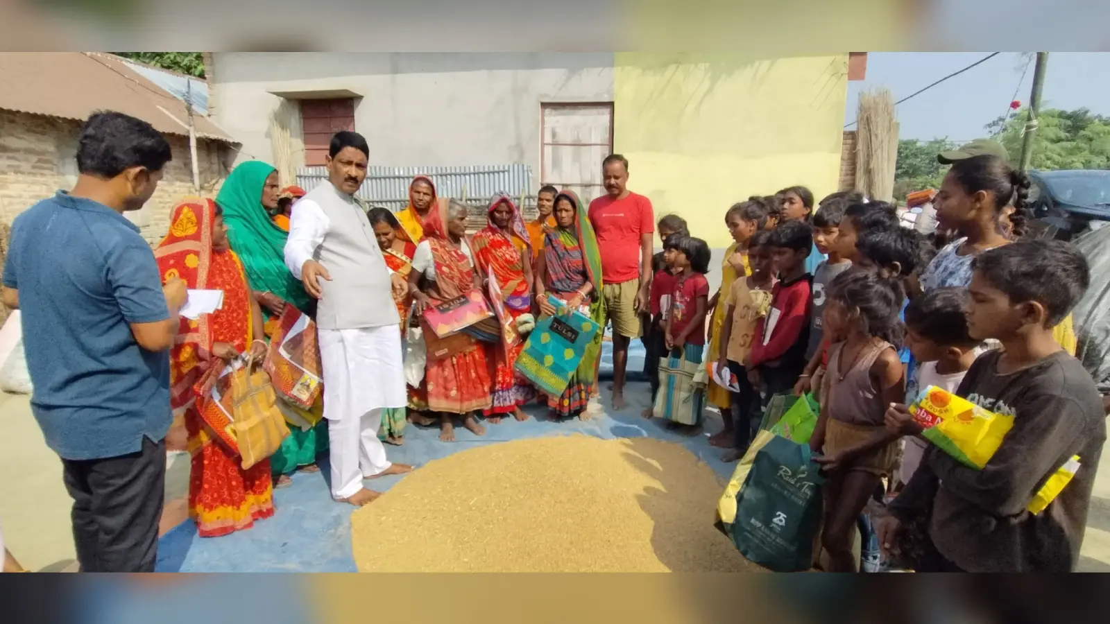 गोआसी व रहुआ में मुखिया ने बांटी छठ सामग्री