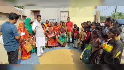 गोआसी व रहुआ में मुखिया ने बांटी छठ सामग्री