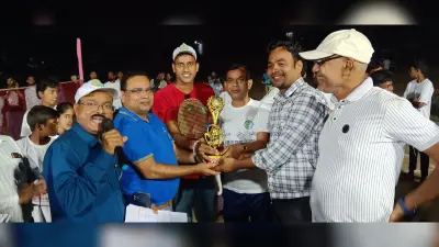 बैडमिंटन खेलकर लोगों को मतदान के लिए किया जागरूक