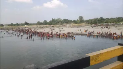 ओद्राघाट पर स्नान करने उमड़ी श्रद्धालुओं की भीड़