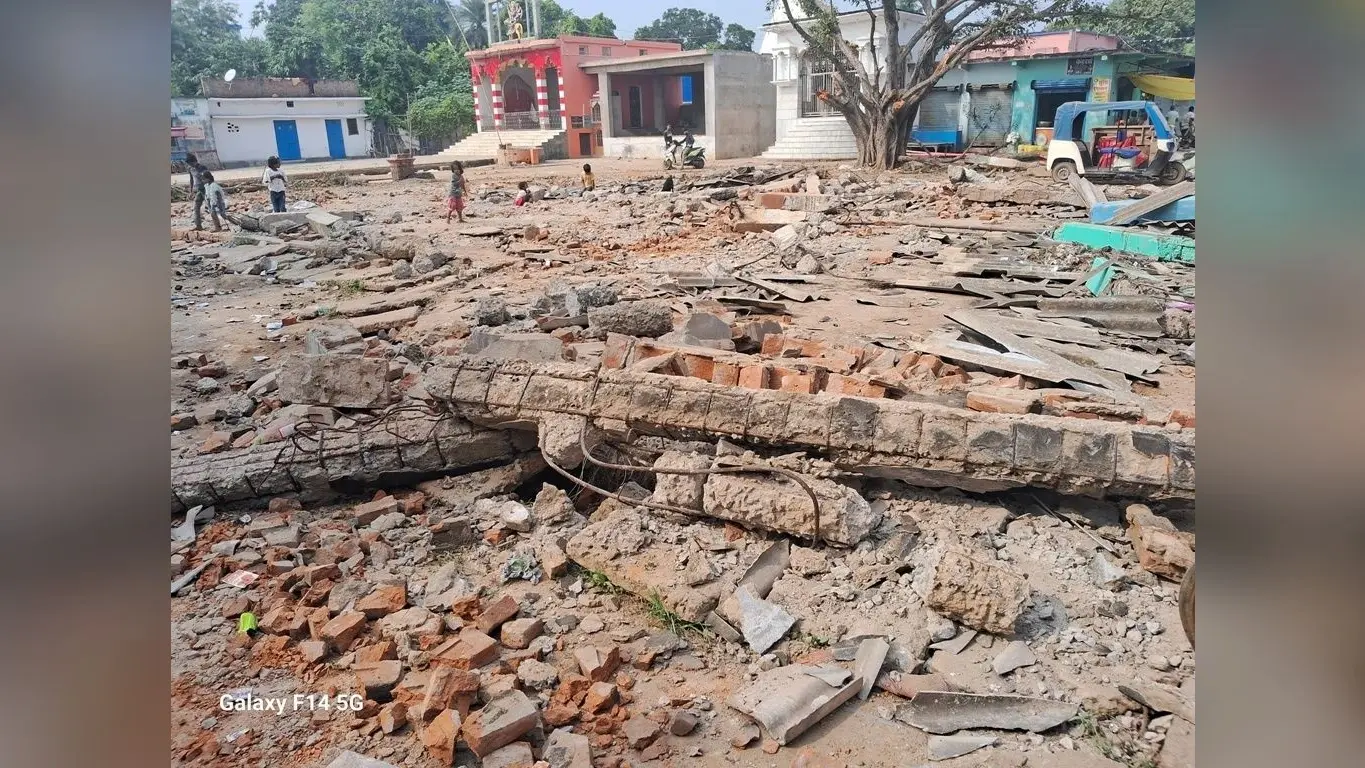 सरकारी हाट में बने शेड को अज्ञात लोगों ने जेसीबी से किया ध्वस्त