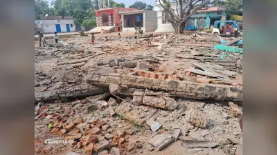 सरकारी हाट में बने शेड को अज्ञात लोगों ने जेसीबी से किया ध्वस्त