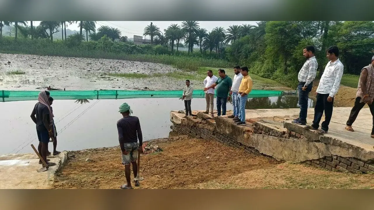 जरमुंडी गरडी के बड़ा बांध तालाब से कचरे के ढेर को हटाया