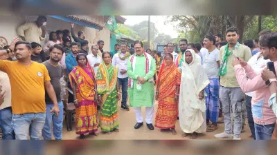 झामुमो प्रत्याशी ने बंसबुटिया ओर कुंजबोना में लोगों से मांगा साथ, भाजपा समर्थक हुए शामिल