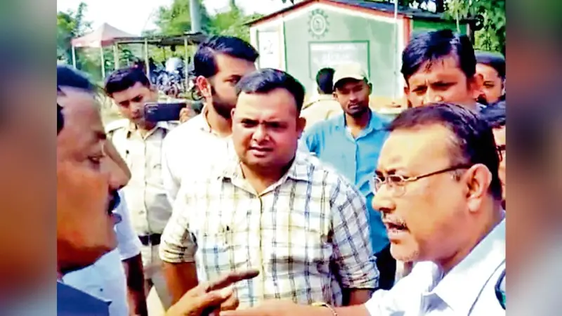 सर्विस रोड बदहाल, प्रतिवाद में टोल प्लाजा का गेट प्रतिवादियों ने खोला