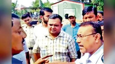 सर्विस रोड बदहाल, प्रतिवाद में टोल प्लाजा का गेट प्रतिवादियों ने खोला