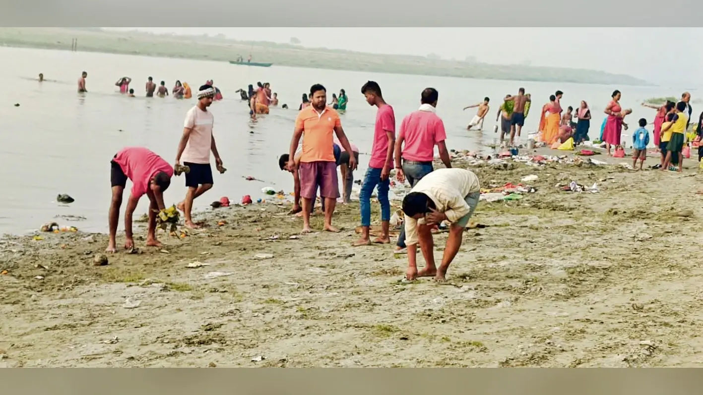 Chhapra News : कई जगहों पर घाट को किया गया दुरुस्त, तो कई जगहों पर साफ-सफाई अब भी अधूरी