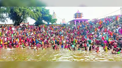 झमटिमा धाम गंगा घाट पर नहाय-खाय के साथ गंगा स्नान को लेकर उमड़ी श्रद्धालुओं की भीड़