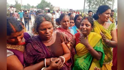 Gaya News : छठव्रती दंपती का बेटा डूबा, उग्र भीड़ ने पोकलेन मशीनें व बाइक फूंकीं