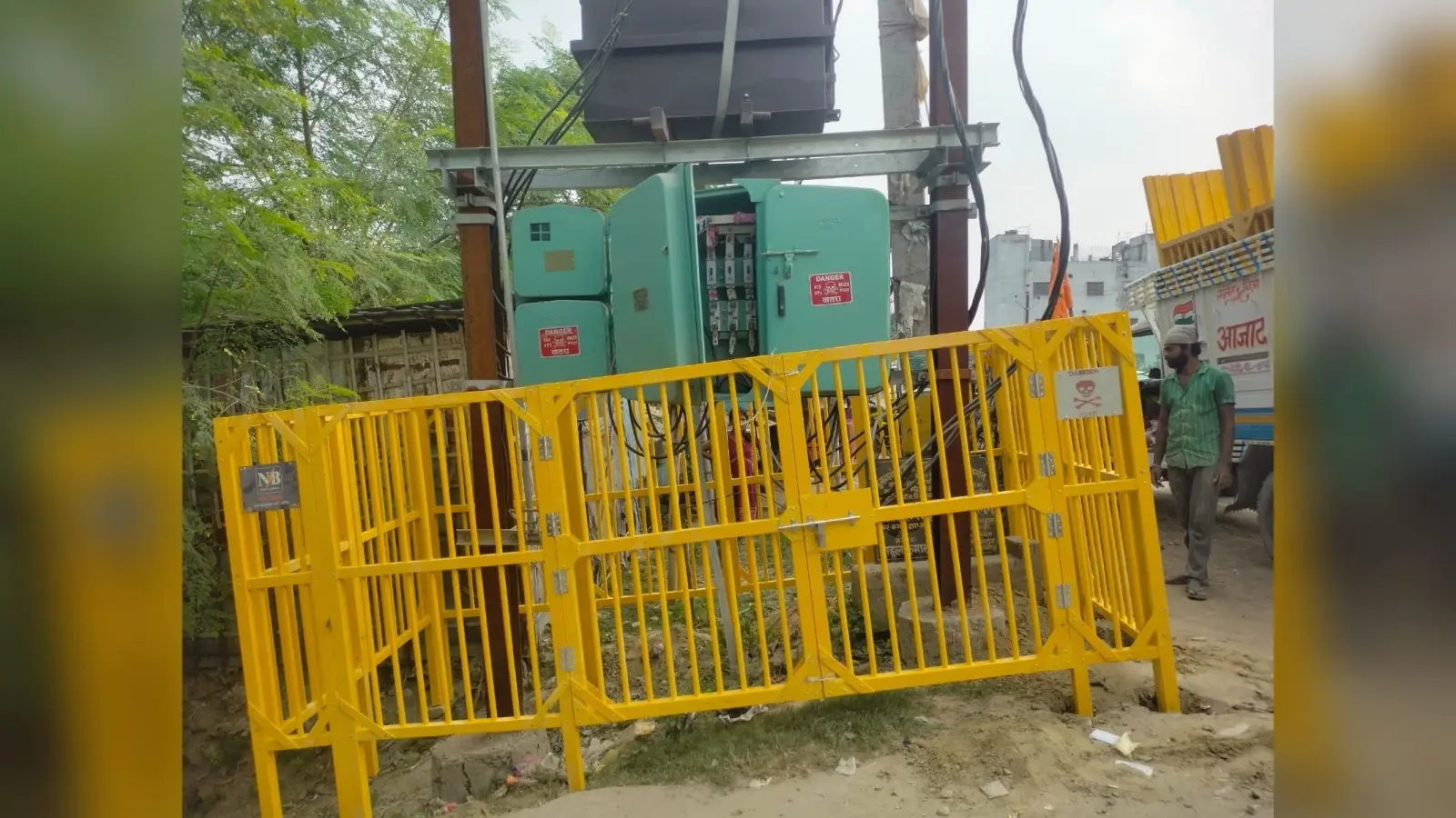 सुरक्षा को लेकर ट्रांसफॉर्मर की ग्रिल से घेराबंदी