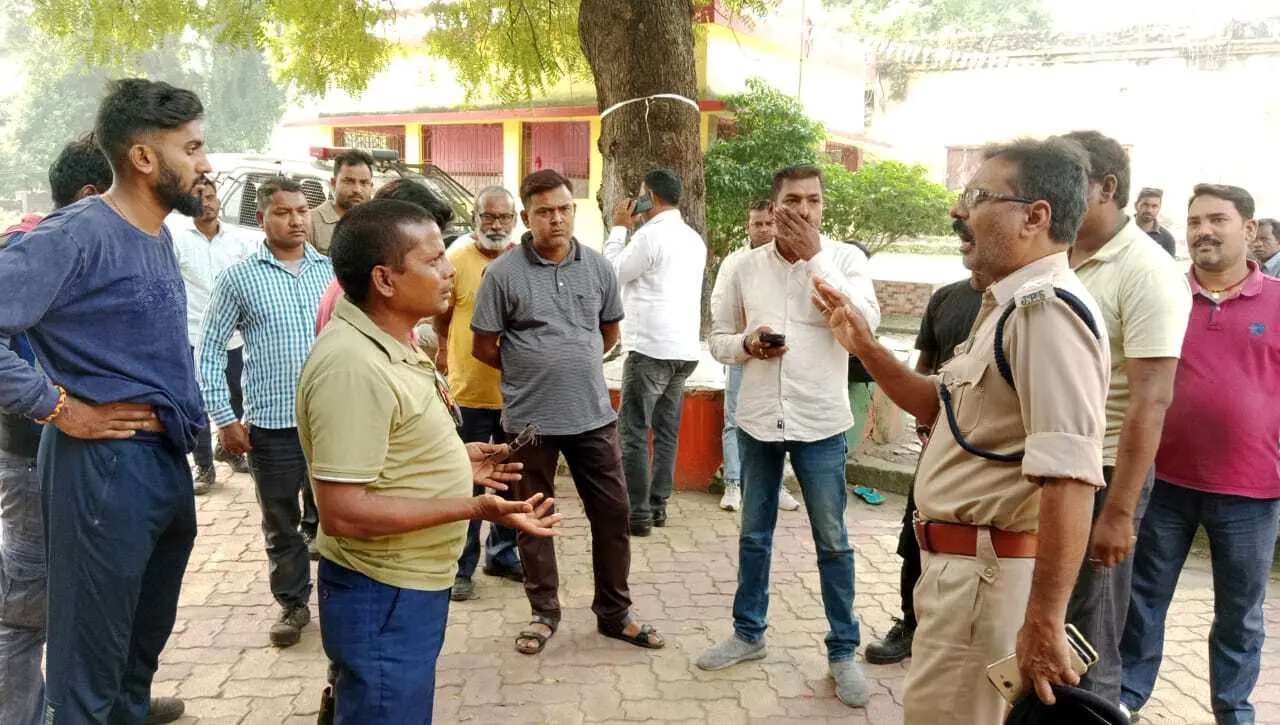 Dhanbad News: सुरक्षाकर्मियों ने पुलिस पर लगाया पिटाई का आरोप, हंगामा