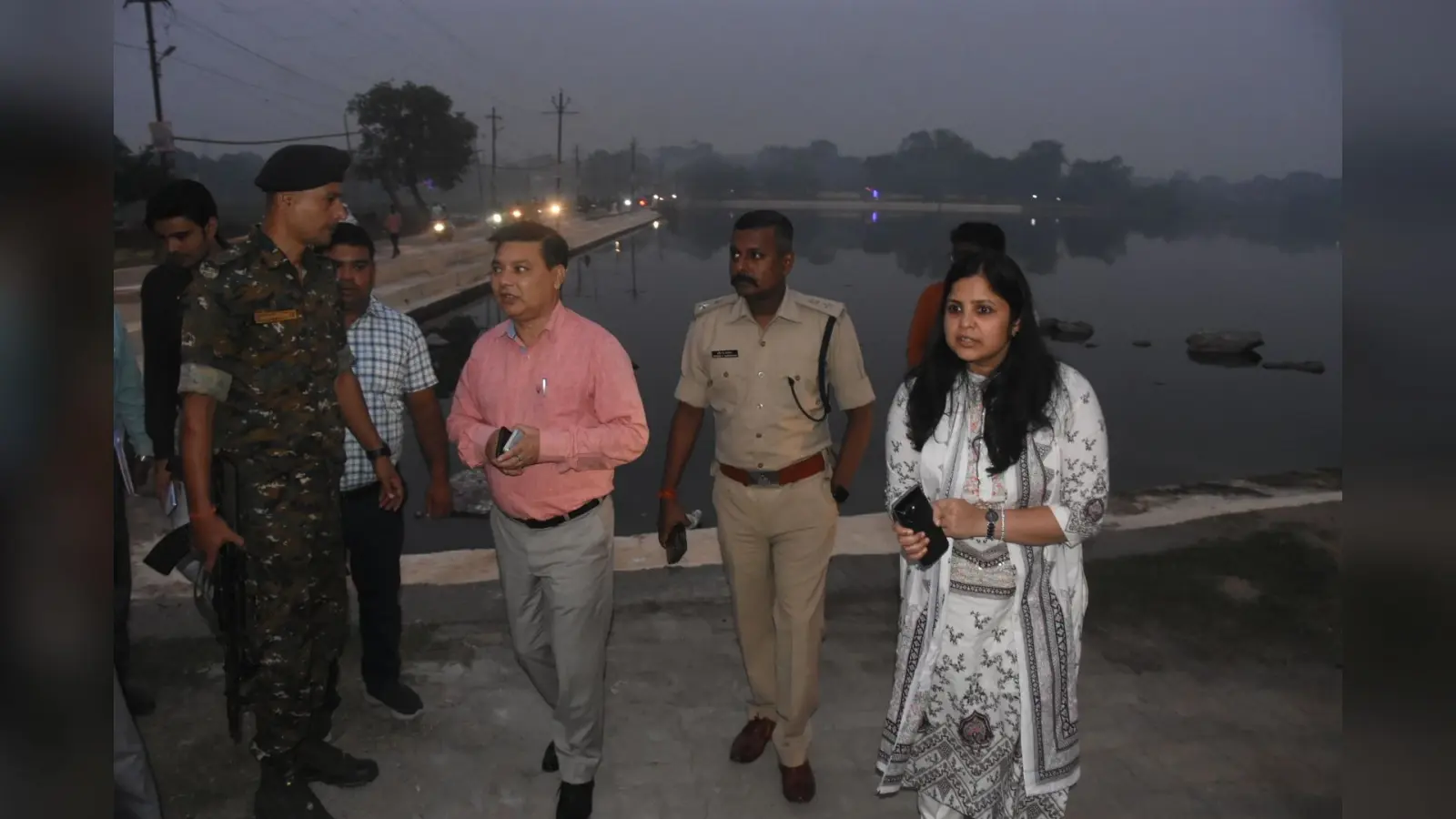 Dhanbad News : उपायुक्त, एसएसपी व नगर आयुक्त ने किया छठ घाटों का निरीक्षण