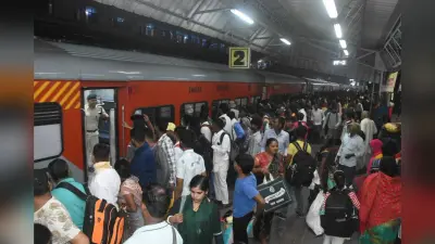 Dhanbad News : मौर्य एक्सप्रेस और गंगा दामोदर में यात्रियों की उमड़ी भीड़