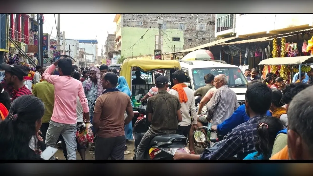छठ में खरीदारी के लिए उमड़ी भीड़, सड़क पर लगता रहा जाम