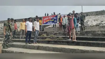 छठ घाट पर एसएसबी ने चलाया स्वच्छता अभियान