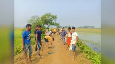 उरवा गांव के ग्रामीणों ने छठ घाट व सड़क को किया स्वच्छ