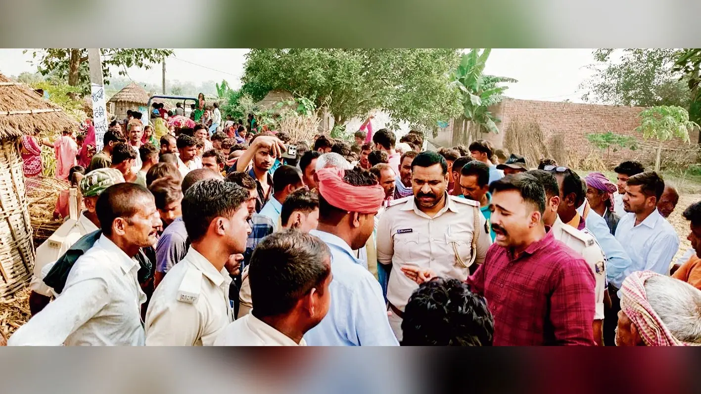 Gopalganj News : आरोपिताें की गिरफ्तारी की मांग को ले शव को सड़क पर रख किया हंगामा