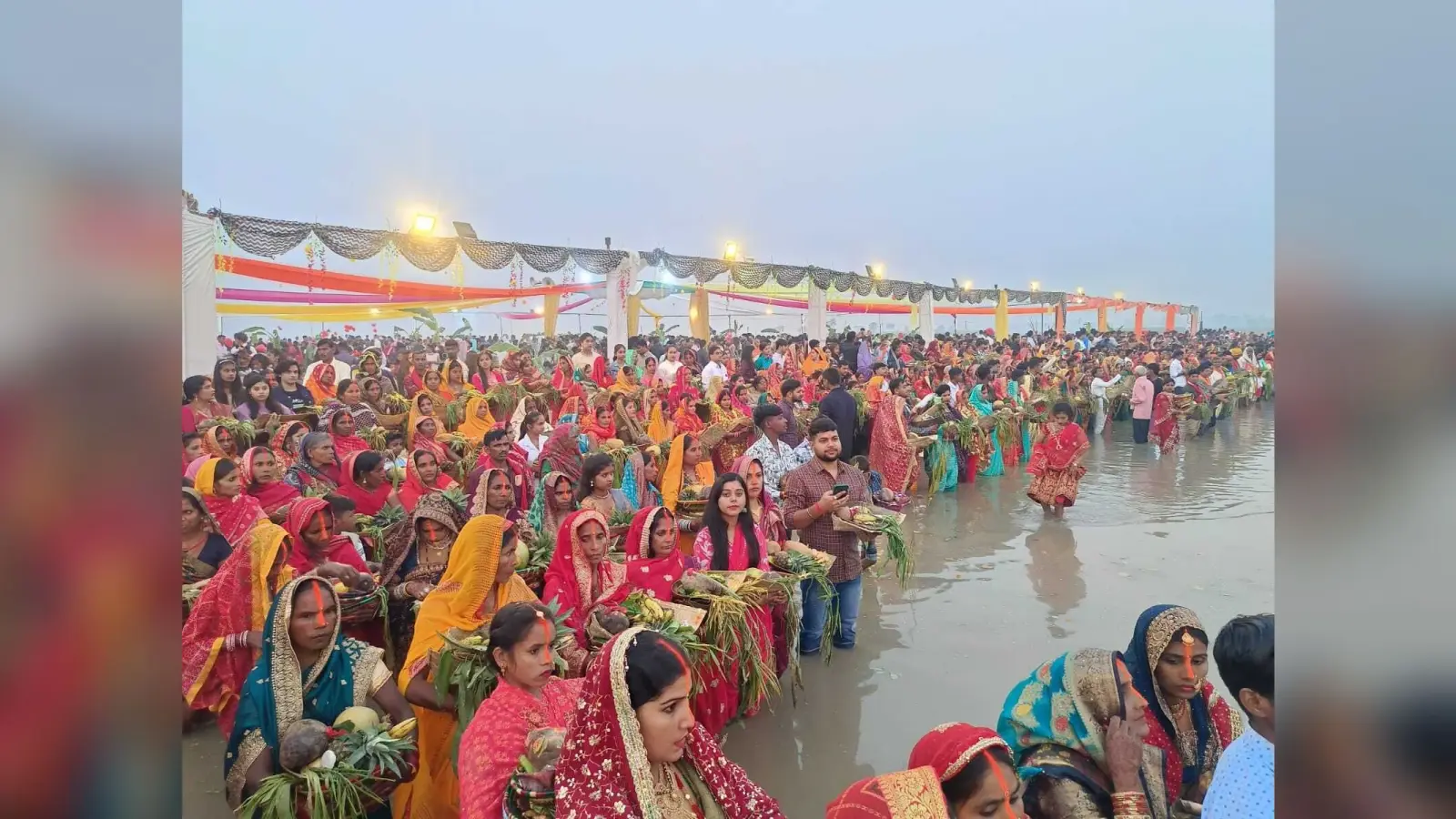 उगते सूर्य को अर्घ्य देते के साथ बगहा में शांतिपूर्ण ढंग से लोक आस्था का महापर्व छठ पूजा हुआ संपन्न