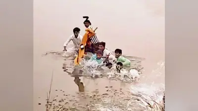 hajipur news. नाव पर सेल्फी ले रहे दो युवक डूबे, आठ को बचाया