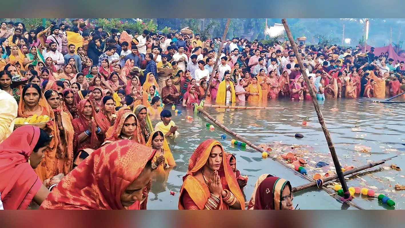 saran news. पश्चिमी छठ घाट पर कुव्यवस्था को लेकर काफी नाराज दिखे व्रती