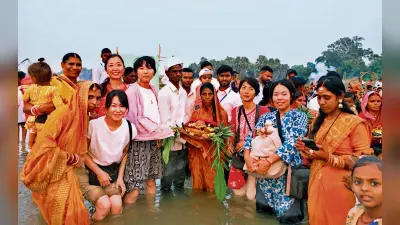 Gaya News : विदेशी श्रद्धालुओं ने भी दिखायी भगवान भास्कर के प्रति आस्था