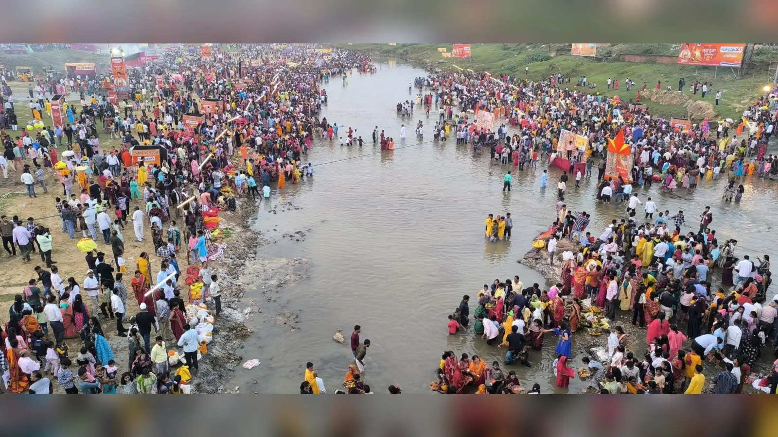 Giridih News : उदीयमान सूर्य को अर्घ्य देने के साथ महापर्व छठ संपन्न