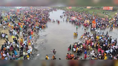 Giridih News : उदीयमान सूर्य को अर्घ्य देने के साथ महापर्व छठ संपन्न
