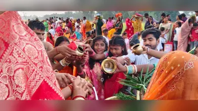 Giridih News :उदीयमान भगवान भास्कर को अर्घ्य देने घाटों पर उमड़ी श्रद्धा, की विश्वकल्याण की कामना