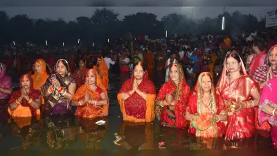 Bokaro News: उदयगामी सूर्य को अर्घ्य देने के साथ चार दिवसीय महापर्व छठ संपन्न