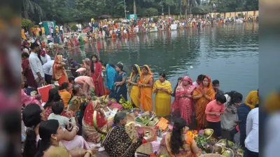 Ranchi News : अर्घ देने घाटों पर उमड़े श्रद्धालु, भगवान भास्कर के समक्ष सभी नतमस्तक