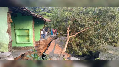 Dhanbad News: कतरास में घर जमींदोज, युवक बचा