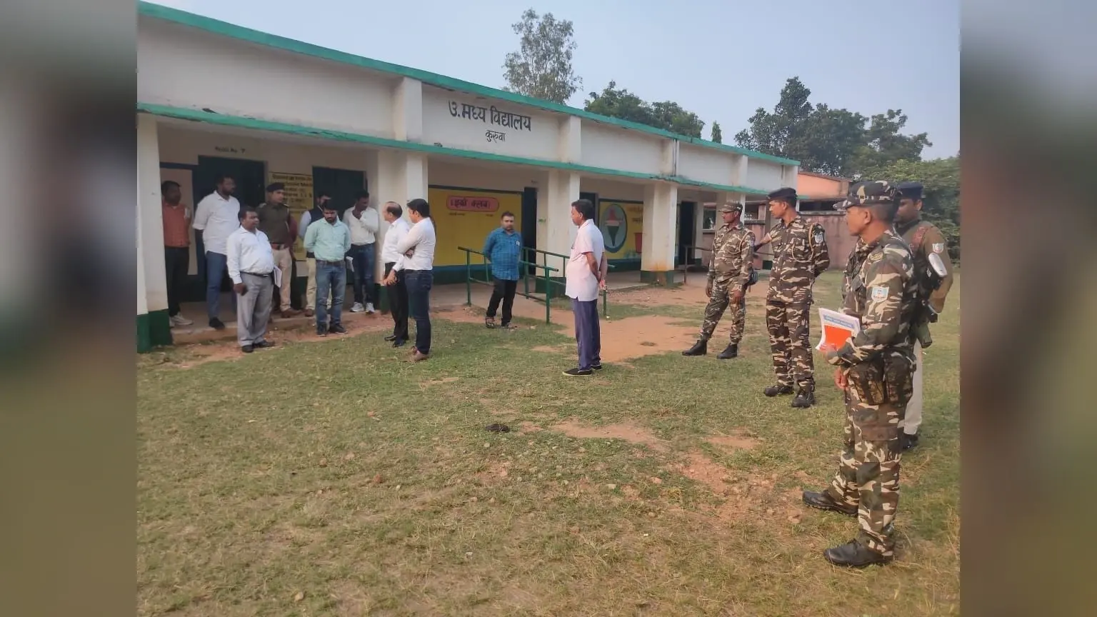 सीओ ने बीएलओ के साथ मतदान केंद्रों का किया निरीक्षण