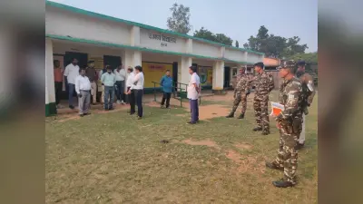 सीओ ने बीएलओ के साथ मतदान केंद्रों का किया निरीक्षण