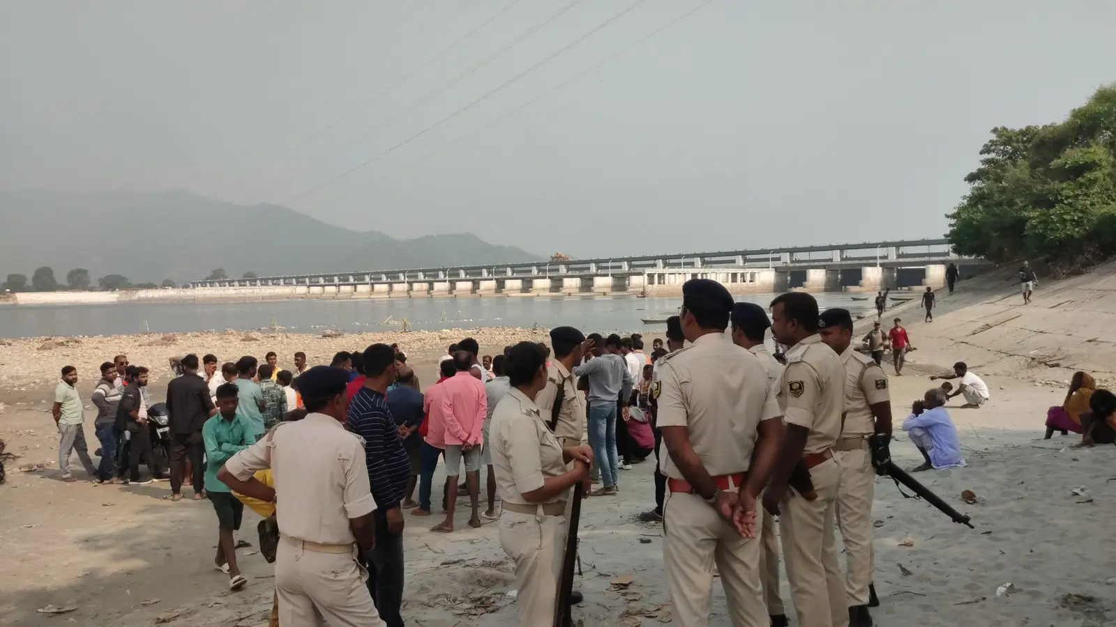 गंडक बराज पर अनियंत्रित कार और बाइक की टक्कर में एक की मौत