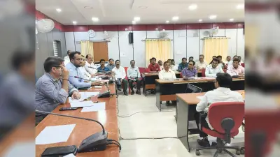 ग्रामीण सोलर लाइट योजना में तेजी लाएं : डीएम