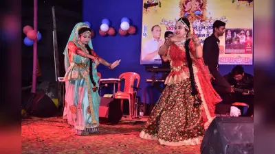 Giridih News : कोलकाता के कलाकारों ने झांकी से मन मोहा