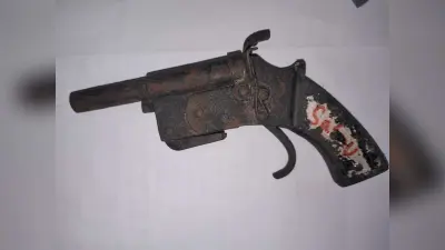 कट्टा व प्रतिबंधित सिरफ के साथ एक गिरफ्तार, दूसरा फरार