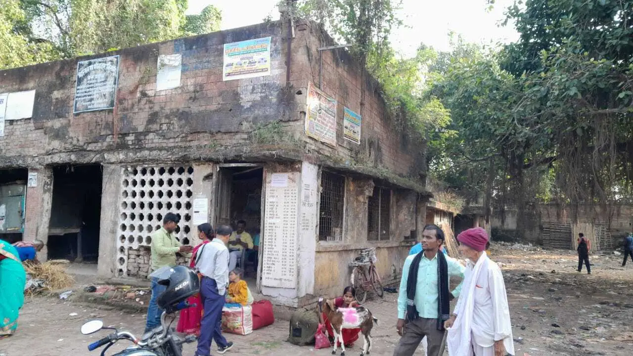 प्रतिदिन एक लाख से अधिक राजस्व देने वाला पथ परिवहन निगम का बस स्टैंड बना है भूत बंगला